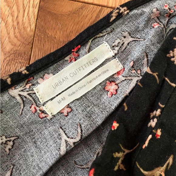 Urban Outfitters Black Floral Print Sleeveless Ruffled Top - Picture 6 of 7